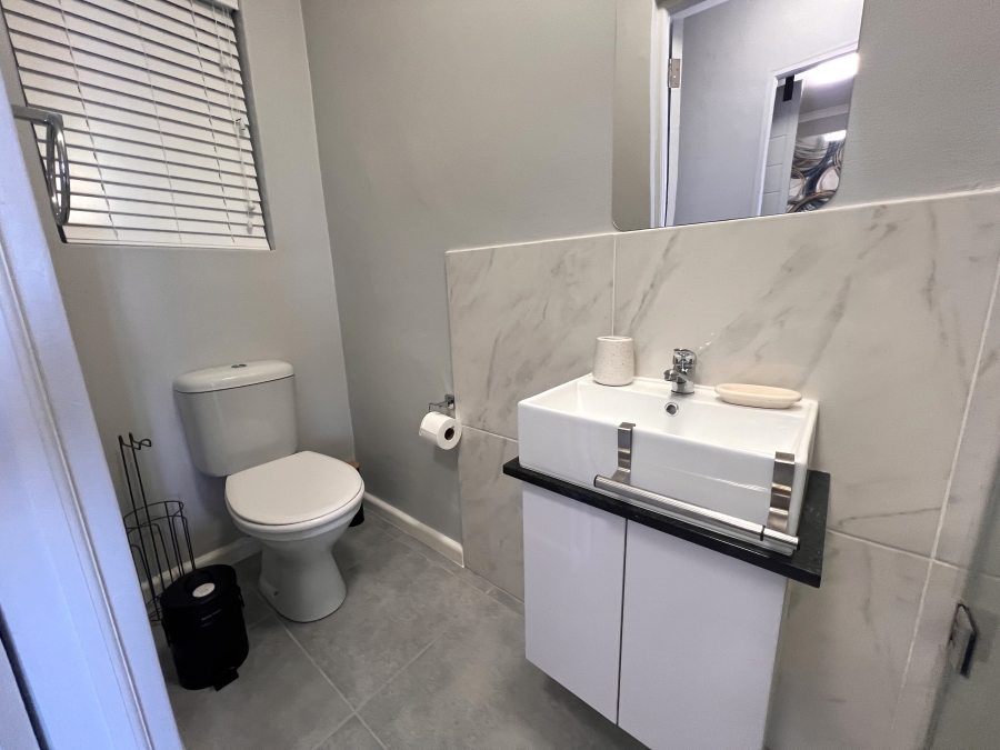 To Let 1 Bedroom Property for Rent in Table View Western Cape